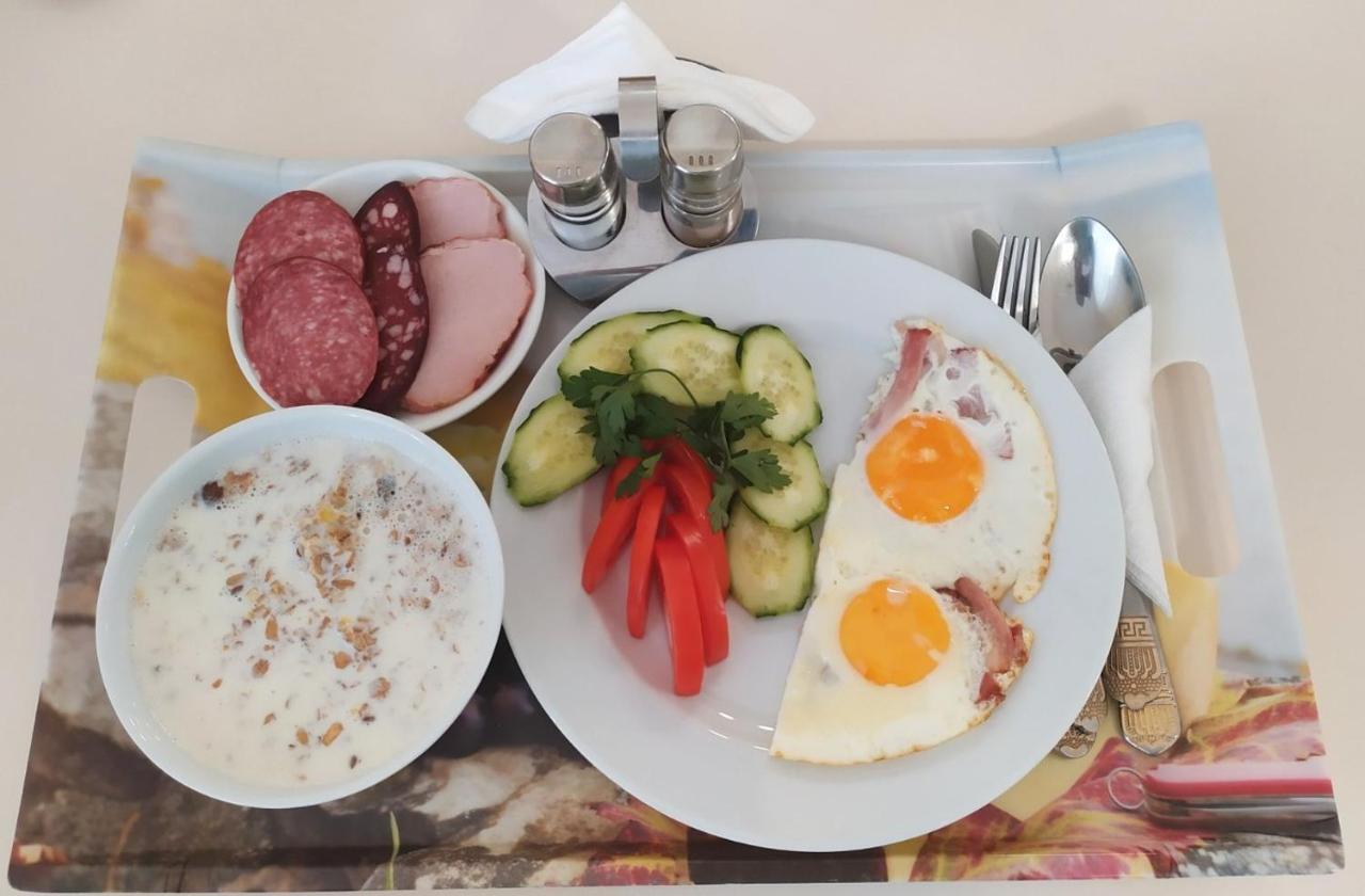 Aparthotel On Klinichna St. Kiev Ngoại thất bức ảnh
