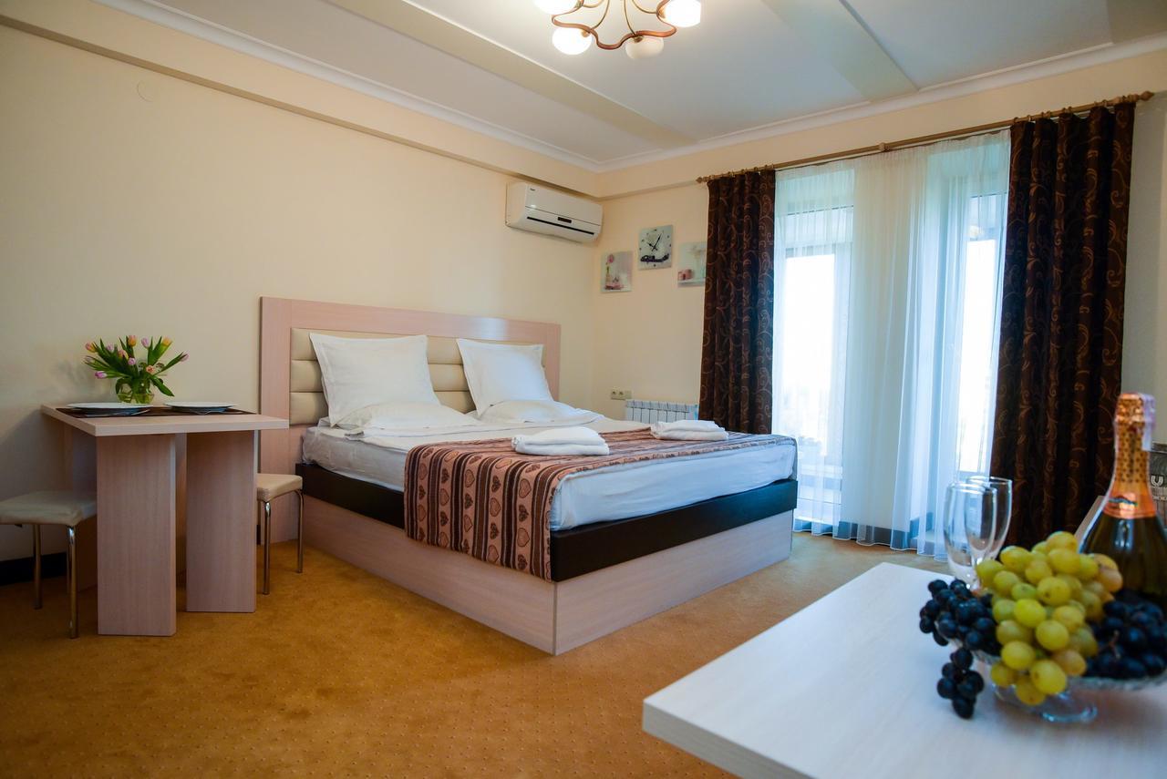 Aparthotel On Klinichna St. Kiev Ngoại thất bức ảnh