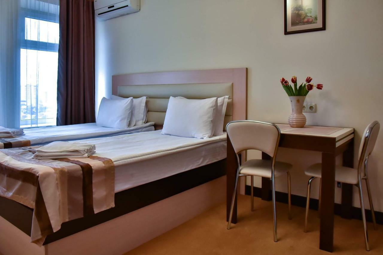 Aparthotel On Klinichna St. Kiev Ngoại thất bức ảnh
