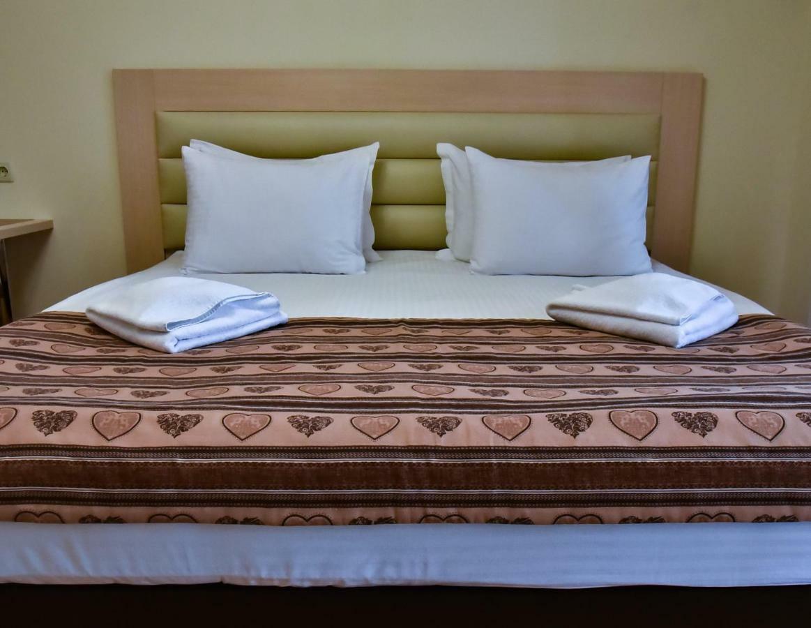 Aparthotel On Klinichna St. Kiev Ngoại thất bức ảnh