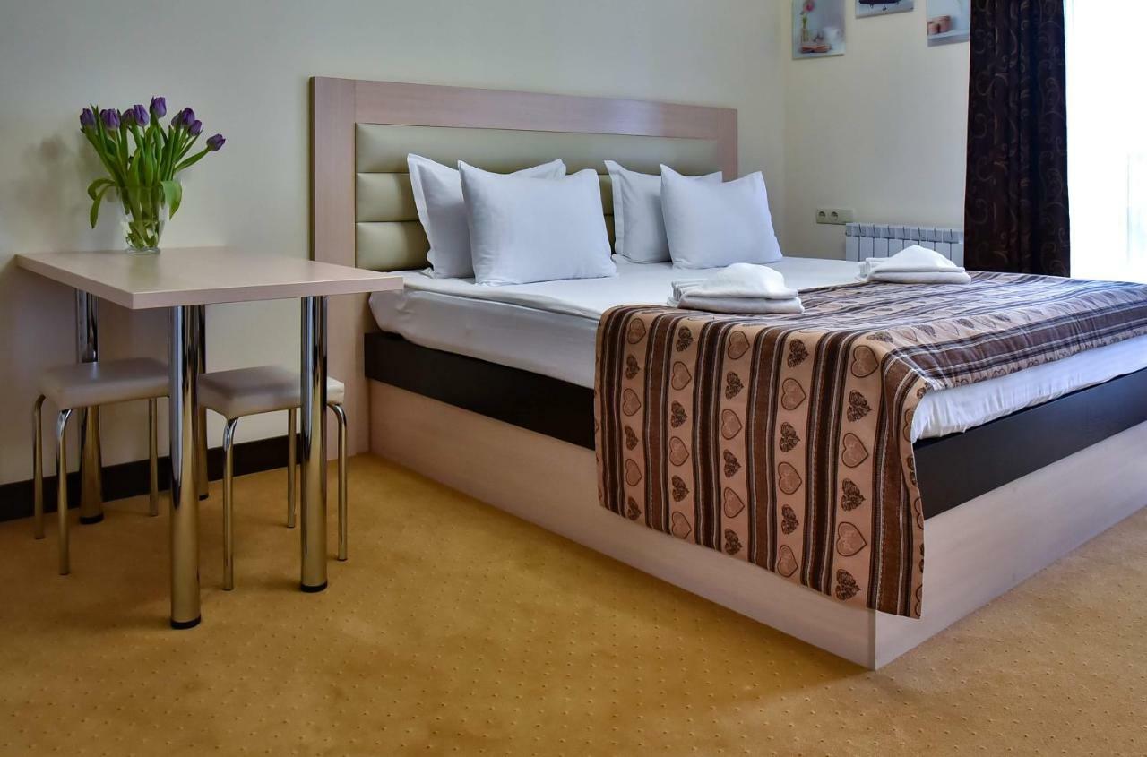 Aparthotel On Klinichna St. Kiev Ngoại thất bức ảnh